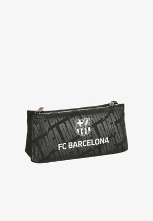 Czarny piórnik FC Barcelona z logo, powtarzającym się wzorem tekstu "BARÇA" i podwójnym zamkiem błyskawicznym.