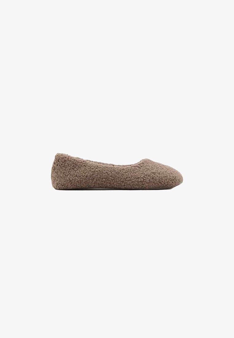 Bruna, fleece-fodrade balettskor med rund tå. Mjuk textur och sömlös design, med en låg profil. Ingen synlig hårdvara.