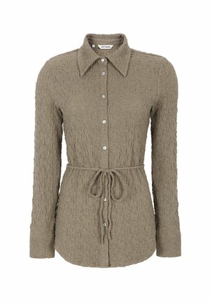 Kaki textuur overhemd met lange mouwen, knoopsluiting aan de voorkant, kraag en een trekkoord in de taille voor een verstelbare pasvorm. Heeft een verhoogde stoftextuur.