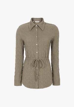 Khakifarbenes Hemd mit Textur, langen Ärmeln, durchgehender Knopfleiste, Kragen und einem Kordelzug in der Taille für eine verstellbare Passform. Verfügt über eine erhabene Stoffstruktur.