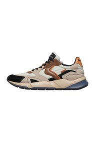 Sneakers con una combinazione di suede beige, marrone e nero; presentano una tomaia con motivo, suola in gomma e un accento arancione sul tallone.