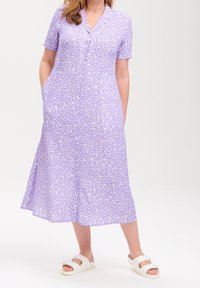 Fialové šaty s krátkým rukávem a knoflíkovým zapínáním vpředu, s jemným bílým abstraktním vzorem; vyrobené z lehkého materiálu a s bočními kapsami.