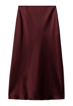 Midi spódnica z satyny w głębokim kolorze bordowym, o gładkim wykończeniu i delikatnie rozszerzanym dole, prezentowana na płasko na białym tle.