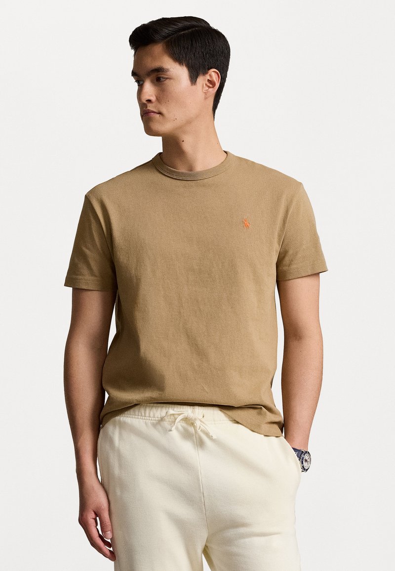 Polo Ralph Lauren - CLASSIC FIT HEAVYWEIGHT JERSEY T-SHIRT - Pamata T-krekls - desert khaki, Palielināt