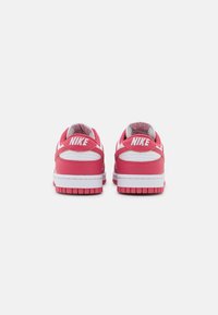 Nike Sportswear DUNK - Sapatilhas - white/archaeo pink