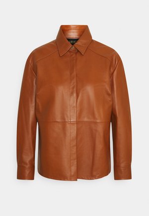 Veste en cuir marron à manches longues avec col pointu et fermeture par boutons sur un fond blanc uni.