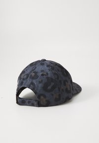 Cappellino leopardato nero e grigio scuro con visiera curva, chiusura snapback regolabile e tessuto testurizzato. Materiale non riflettente.
