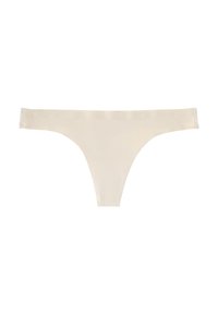 String beige en tissu lisse, présentant un design minimaliste avec une taille étroite et une découpe arrière triangulaire.