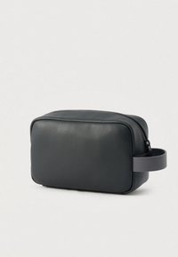 Ορθογώνια μαύρη τσάντα καλλυντικών από λείο δέρμα, με φερμουάρ και πλαϊνή λαβή σε αντίθετο γκρι χρώμα.
