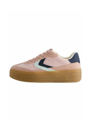 Lage plateau sneaker in roze met beige zool, donkerblauwe hielpatch, lichtblauwe en donkerblauwe zijaccenten en roze veters.