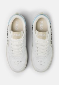 Weiße Leder-Sneaker mit glatter Textur, Netzfutter, perforierter Zehe und hellblauen sowie schwarzen Akzenten. Mit Schnürsenkeln und gebrandeter Zunge.