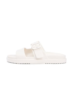 Sandale blanche à enfiler avec deux brides, dont une réglable avec une boucle rectangulaire, et une semelle rainurée pour une bonne adhérence.