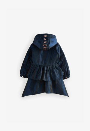 Giacca impermeabile blu navy con cappuccio, vita a peplum arricciata e testo "BAKER" in rosa. Materiale liscio e lucido con polsini elasticizzati.