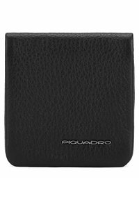 Zwarte leren portemonnee met een gestructureerd oppervlak, voorzien van een zilveren "Piquadro" logo aan de voorkant en een minimalistisch rechthoekig ontwerp.