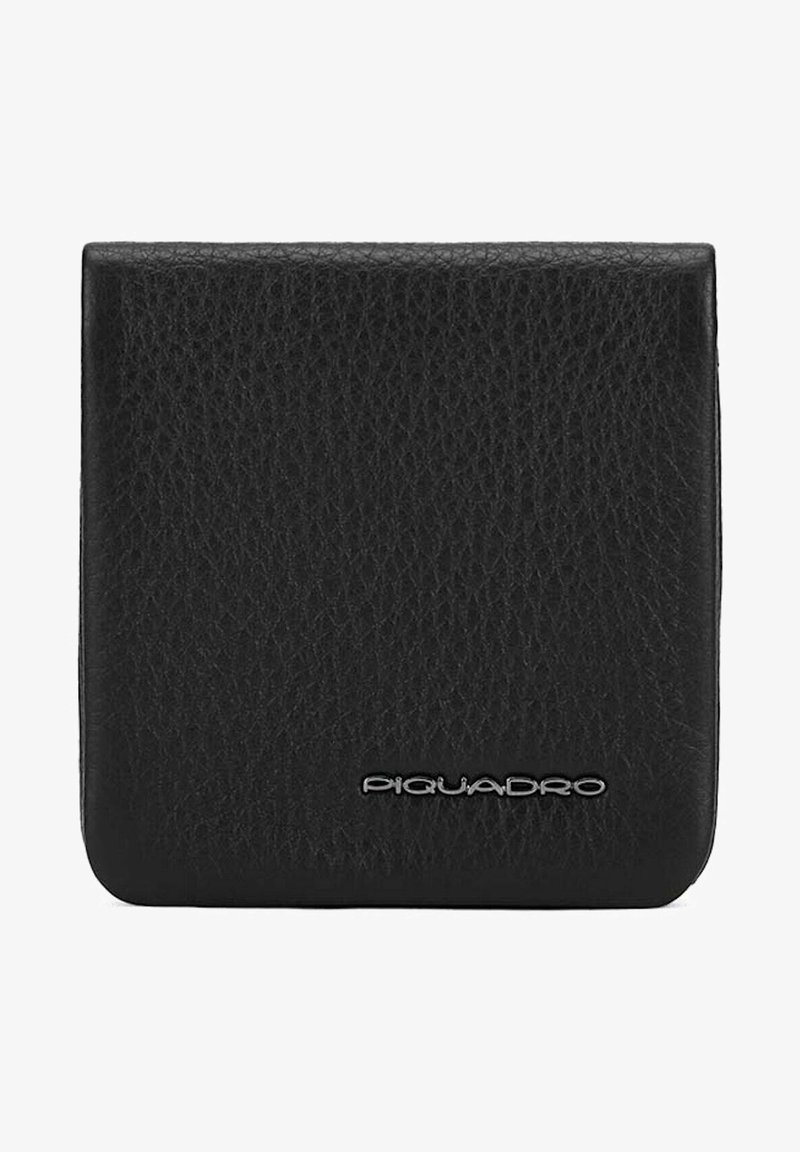 Zwarte leren portemonnee met een gestructureerd oppervlak, voorzien van een zilveren "Piquadro" logo aan de voorkant en een minimalistisch rechthoekig ontwerp.