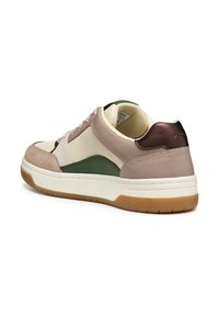 Baskets présentant un mélange de panneaux en cuir beige, vert et bordeaux, dotées d'une semelle en gomme texturée et d'accents métalliques au niveau du talon.