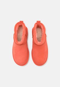 UGG CLASSIC ULTRA MINI PLATFORM - Ankelboots - vibrant coral