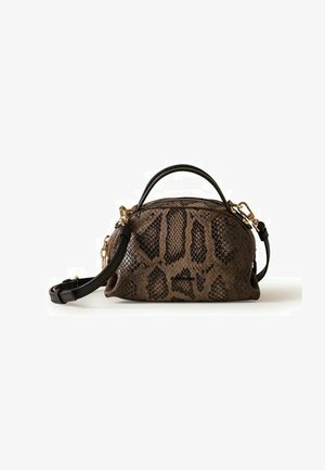 Sac à main à motif peau de serpent marron et noir avec une poignée noire incurvée et une bandoulière réglable attachée sur fond blanc.