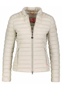 Chaqueta acolchada beige con patrón acolchado horizontal, cremallera frontal, cuello alto y bolsillos laterales; presenta un diseño interior en contraste.