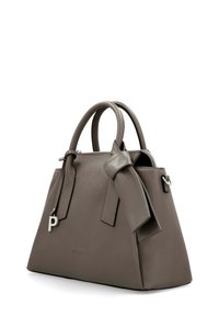 Sac à main en cuir gris au design structuré, avec doubles poignées et un accessoire en forme de nœud décoratif. Dispose d'un logo argenté et d'accents en métal.