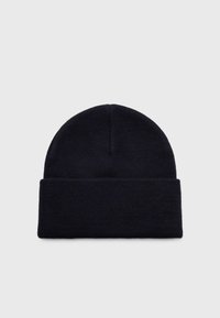Berretto lavorato a maglia di un blu navy scuro con risvolto. Texture morbida, parte superiore arrotondata e design senza cuciture. Adatto per un abbigliamento casual.