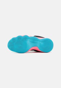 Suela de zapato con un patrón ondulado, que presenta una base de goma azul brillante y acentos rosas contrastantes. Superficie texturizada para un mejor agarre.