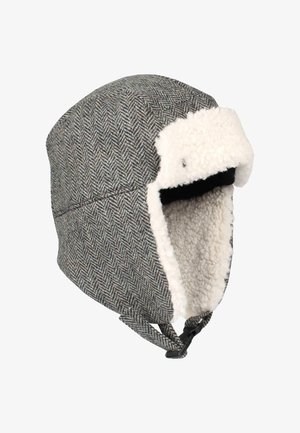 Hattu med fiskebeinmønster i grått og svart stoff, med hvit kunstig pelsfôr, øreflapper og knytestropp for sikker bruk.