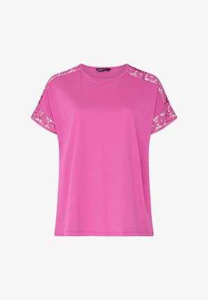 Knallpinkes Kurzarmoberteil mit rundem Ausschnitt und floralen Spitzen-Einsätzen an Schulter- und Ärmelrändern.