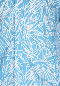 Himmelblaues Gewebe mit einem weißen abstrakten Muster und kräftigen, sich kreuzenden Linien. Das Material wirkt glatt mit einem leichten Glanz.