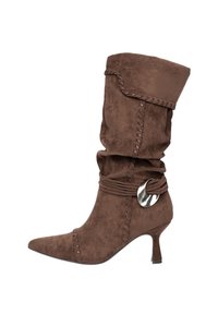 Brauner Wildleder-Stiefelette mit lockerem Design, spitzer Zehenpartie und einem umwickelten Kordel-Detail mit silberner Akzentuierung.