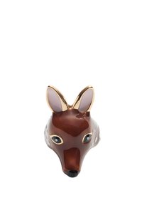Figurina in ceramica a forma di testa di cervo, marrone con macchie bianche, dettagli dorati sulle orecchie e grandi occhi neri. Texture liscia e lucida con caratteristiche dettagliate.