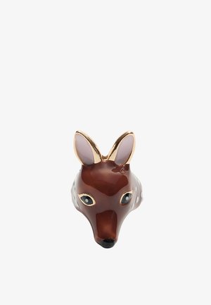 Keramická figurka jelení hlavy, hnědá s bílými skvrnami, zlaté akcenty na uších, velké černé oči. Hladký, lesklý povrch s jemnými detaily.