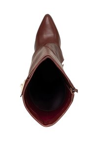 Burgundy läder knähöga stövlar med spetsig tå, slät textur och vikbar krage. Inredningen är foder i svart med marinröd accent.