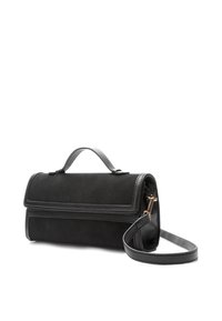 Čierna semišová kabelka so štruktúrovaným tvarom, vybavená horným uchom, odnímateľným ramenným popruhom a magnetickým zapínaním na klapku.