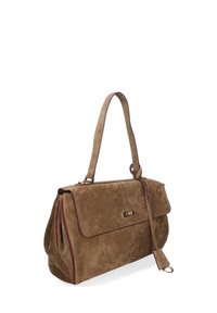 Borsa a tracolla in suede marrone con chiusura a patta, bordo scuro a contrasto, manico superiore e tracolla rimovibile. Presenta un dettaglio con chiusura in oro.