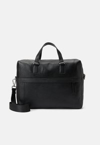 Crna kožna torba s dva kratka držača, podesivim remenom za rame, teksturiranom površinom i prednjim džepom sa zipom. Pravokutni dizajn s glatkim rubovima.