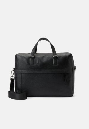 Sort lædertaske med to korte håndtag, justerbar skulderrem, struktureret overflade og frontlomme med lynlås. Firkantet design med glatte kanter.