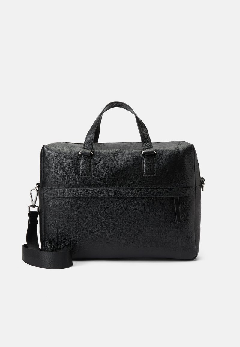 Crna kožna torba s dva kratka držača, podesivim remenom za rame, teksturiranom površinom i prednjim džepom sa zipom. Pravokutni dizajn s glatkim rubovima.