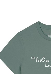 Mintgrünes Baumwoll-T-Shirt mit Rundhalsausschnitt und kurzen Ärmeln. Mit einem weißen Text-Graphic in der Mitte, minimalistisch gestaltet.