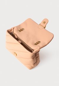 Bolsa de mão em couro rosa suave com alças de corrente dourada, aba aberta revelando um bolso interno com fecho zip e fecho de botão de pressão em fundo branco.