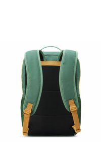 Mochila verde con un respaldo de malla negra acolchada, detalles amarillos, correas ajustables y un asa superior. Tejido suave con una forma estructurada.