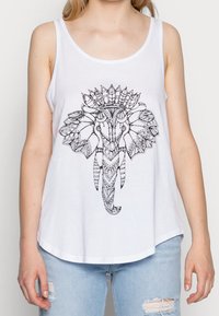 Camiseta sin mangas blanca con un gran gráfico de un elefante negro con patrones intrincados, dobladillo redondeado y un corte relajado. Fabricada con tejido ligero.