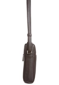 Borsa a spalla in pelle marrone con una superficie liscia, forma rettangolare e una lunga tracolla. Presenta una chiusura con zip e dettagli in metallo argentato.