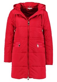 Veste matelassée rouge avec capuche, fermeture éclair à l'avant, deux poches zippées à l'avant et cordon de serrage. Tissu lisse et rembourré avec une finition brillante.