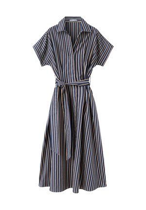Vestido azul marino con rayas verticales beige y blancas, mangas cortas, cuello, botones delanteros y cinturón de tela a juego anudado en la cintura.