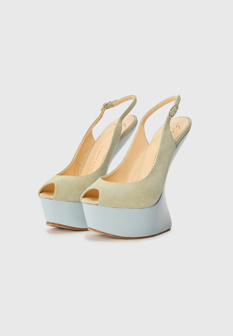 Slingback-Plattformsandalen aus hellgrünem Wildleder mit einem Peeptoe-Design und blauer Keilsohle, ausgestattet mit einem Riemen mit Schnalle für einen sicheren Halt.
