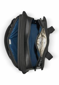 Sac à dos noir avec un extérieur texturé. L'intérieur présente une doublure bleue avec un motif en nid d'abeille et des compartiments à fermeture éclair argentés. Design durable.