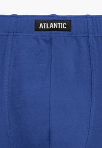 Niebieskie bokserki wykonane z miękkiego materiału, z czarną metką z napisem "ATLANTIC", płaskimi szwami i wygodnym elastycznym pasem.
