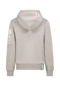 Lichtgrijze hoodie met een trekkoordkap, witte tekst op de achterkant en mouwen, geribde boorden en een label aan de onderkant. Glad stofoppervlak.