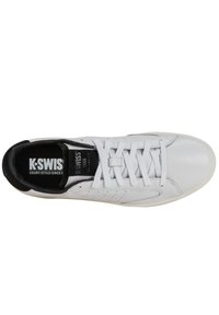 Sneaker in pelle bianca con punta arrotondata, lacci piatti e interno nero. Presenta dettagli perforati sui lati e marchio sulla linguetta.